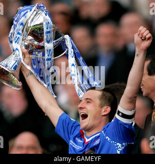 Barry Ferguson der Rangers feiert mit der Trophäe nach ihrem Sieg im CIS Insurance Cup Final Match im Hampden Park, Glasgow. Stockfoto