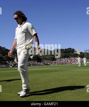 Der englische Ryan Sidebottom geht vom Feld, nachdem er Neuseeland im 2. Test im Basin Reserve, Wellington, Neuseeland, um 126 Läufe besiegt hat. Stockfoto