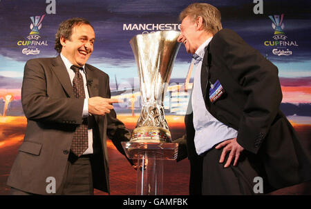 UEFA-Präsident Michel Platini (links) mit Denis Law während der Übergabe des UEFA-Pokals im Rathaus von Manchester. Stockfoto