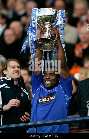 Fußball - CIS Insurance Cup Finale - Dundee United gegen Rangers - Hampden Park. Jean Claude Darcheville von den Rangers feiert mit dem CIS-Pokal Stockfoto