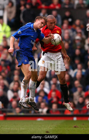 Chelsea's Jesper Gronkjaer (l) und Manchester United's Mikael Silvestre (r) Kampf um den Ball in der Luft Stockfoto