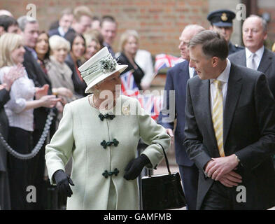 Königin Elizabeth II trifft Professor Peter Gregson, den Vizekanzler der Queen's University in Belfast. Stockfoto