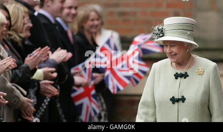 Die britische Königin Elizabeth II. An der Queen's University in Belfast, Nordirland. Stockfoto
