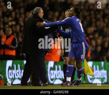 Fußball - Barclays Premier League - Tottenham Hotspur gegen Chelsea - White Hart Lane. Chelseas Didier Drogba (rechts) feiert das Tor zum Eröffnungsspiel mit Manager Avram Grant Stockfoto