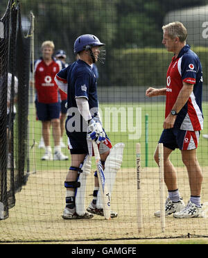 Englands Tim Ambrose (links) und Trainer Peter Moores während des Trainings im Nelson Park, Napier, Neuseeland. Stockfoto