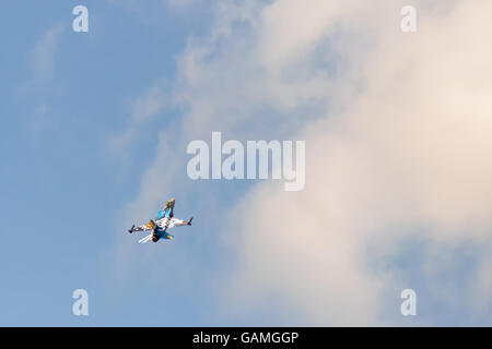 Athen, Griechenland 13. September 2015. F16 bis in den Himmel auf der Athen Luft Woche fliegen zeigen. Stockfoto