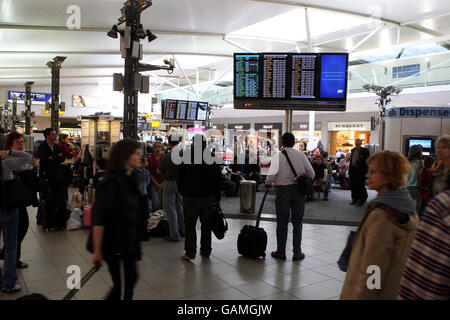 Generisches Bild der Abflughalle im Terminal 1 am Flughafen Heathrow. DRÜCKEN Sie VERBANDSFOTO. Bilddatum: Mittwoch, 19. März 2008. Bildnachweis sollte lauten: Steve Parsons/PA Wire Stockfoto