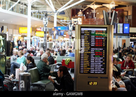 Generisches Bild der Abflughalle im Terminal 1 am Flughafen Heathrow. DRÜCKEN Sie VERBANDSFOTO. Bilddatum: Mittwoch, 19. März 2008. Bildnachweis sollte lauten: Steve Parsons/PA Wire Stockfoto