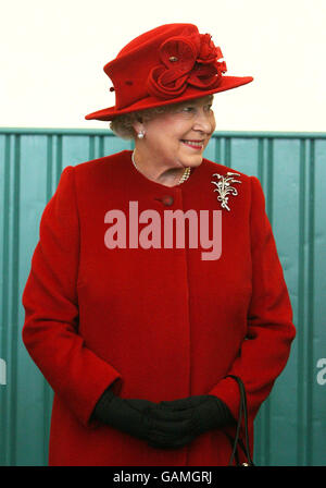 Die britische Königin Elizabeth II. Kommt an die Königliche Schule in Armagh, wo sie Ehrengast bei einem Empfang war, der zum 400. Jahrestag der fünf Königlichen Schulen von Ulster stattfand. Stockfoto