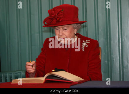 Königin Elizabeth II. besucht Nordirland Stockfoto