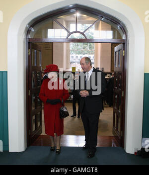 Die britische Königin Elizabeth II. Wird den Gästen von Paul Hewitt, dem Vorsitzenden der '1608 Royal Schools' an der Royal School in Armagh, vorgestellt, wo sie bei einem Empfang anlässlich des 400. Jahrestages der fünf Royal Schools von Ulster Ehrengast war. Stockfoto