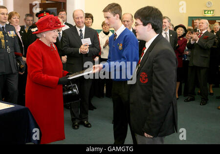Die britische Königin Elizabeth II. Wird von Stuart Dean mit einer Geschichte der königlichen Schulen vorgestellt. Sie war Ehrengast bei einem Empfang zur Feier des 400. Jahrestages der fünf königlichen Schulen von Ulster. Stockfoto