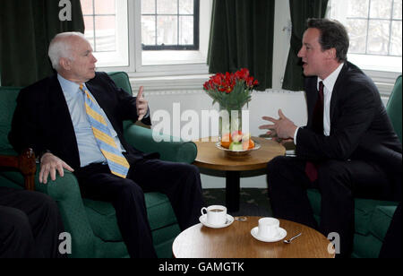 DER hoffnungsvolle Senator des US-Präsidenten John McCain spricht mit dem konservativen Parteivorsitzenden David Cameron in seinem Büro im Londoner Parlamentsgebäude. Stockfoto