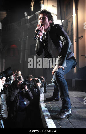 Velvet Revolver In Concert - London. Der Sänger von Velvet Revolver Scott Weiland tritt in einem Konzert an der Brixton Academy in London auf. Stockfoto