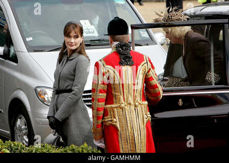 Die französische First Lady Carla Bruni kommt bei Windsor Castle mit der Herzogin von Cornwall an (rechts). Stockfoto