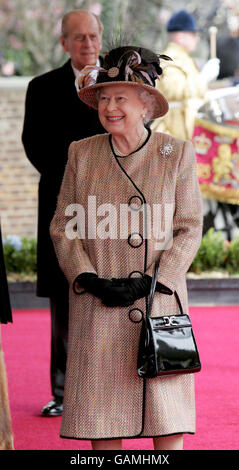 Königin Elizabeth II. Und der Herzog von Edinburgh warten darauf, den französischen Präsidenten Nicolas Sarkozy und seine Frau Carla Bruni im Schloss Windsor zu treffen. Stockfoto