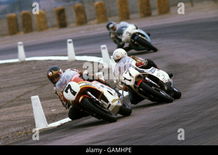 Barry Sheene (GB) fährt eine Suzuki 750, vor Nr. 17 Ron Haslam (GB) auf einer Yamaha 750 und Nr. 3 Patrick Pons (Frankreich) auch auf einer Yamaha 750, im John Player Grand Prix in Silverstone. Stockfoto