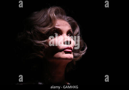 Kate O'Mara tritt als Marlene Dietrich im Stück 'Lunch with Marlene' im New End Theatre in Hampstead, Nord-London, auf. Stockfoto