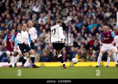 Fußball - FA Barclaycard Premiership - West Ham United / Liverpool. Steven Gerrard aus Liverpool schießt im zweiten Tor gegen West Ham United Stockfoto