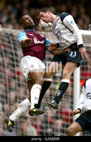 Fußball - FA Barclaycard Premiership - West Ham United / Liverpool. Les Ferdinand von West Ham United und Jamie Carragher von Liverpool springen um den Ball Stockfoto