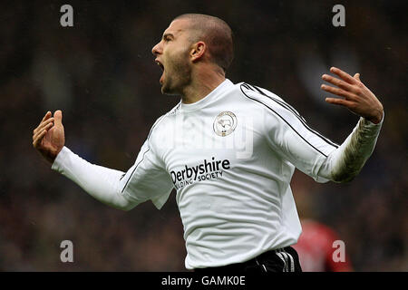 Fußball - Barclays Premier League - Derby County / Fulham - Pride Park. Emanuel Villa von Derby County feiert das Tor zum Eröffnungstreffer des Spiels während des Spiels der Barclays Premier League im Pride Park, Derby. Stockfoto