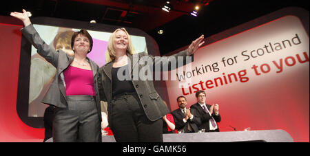 Die schottische Labour-Führerin Wendy Alexander (links) und Cathy Jamison als stellvertretende Vorsitzende der Scottish Labour Party folgten Wendy Alexanders Rede vor ihrer Partei auf der Frühjahrstagung der Scottish Labour Party in Aviemore. Stockfoto