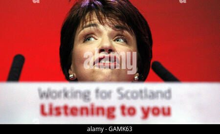 Die schottische Labour-Führerin Wendy Alexander während ihrer Rede auf der Frühjahrstagung der Scottish Labour Party in Aviemore. Stockfoto