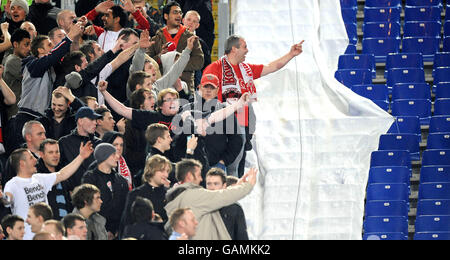 Fußball - UEFA Champions League - Viertelfinale - Roma gegen Manchester United - Stadio Olimpico. Die Fans von Manchester United beim Champions League Quarter Final First Leg im Stadio Olimpico, Rom, Italien. Stockfoto