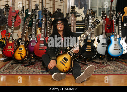 Slash nimmt an der Markteinführung seiner Limited Edition Gibson und Epiphone SLASH Les Paul Gitarren in den Gibson Guitar Studios im Zentrum von London Teil. Stockfoto