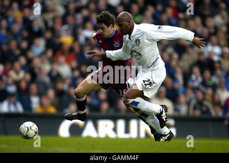 Fußball - FA Barclaycard Premiership - Leeds United / West Ham United. Michael Duberry von Leeds United und Joe Cole von West Ham United kämpfen um den Ball Stockfoto