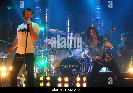 (Links-rechts) Paul Rodgers, Roger Taylor (Schlagzeug) & Brian May of Queen während ihrer Performance auf 'Al Murray's Happy Hour' (TX: ITV1 Freitag, 4. April 2008 @ 2200), London Studios, SE1. Stockfoto