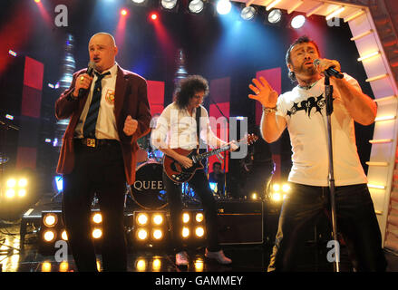 (Links-rechts) Gastgeber Al Murray, Brian May & Paul Rodgers von Queen während ihrer Performance auf 'Al Murray's Happy Hour' (TX: ITV1 Freitag, 4. April 2008 @ 2200), London Studios, SE1. Stockfoto