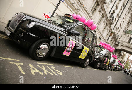 Schwarze Taxis parkten während einer Fotoaufnahme, um den Londoner Taxifahrer-Fonds für benachteiligte Kinder zu markieren - der 90 "besondere Bedürfnisse" und benachteiligte Kinder nahm, um das Musical Grease in einem Konvoi aus Bow, East London, zu sehen - im Piccadilly Theatre im Zentrum Londons. Stockfoto