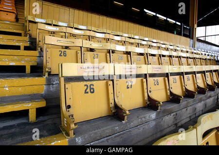 Allgemeine Ansicht der gelben VIP-Sitzplätze im Wheldon Road Stadium, auch bekannt als „The Jungle“, Heimstadion der Castleford Tigers Stockfoto