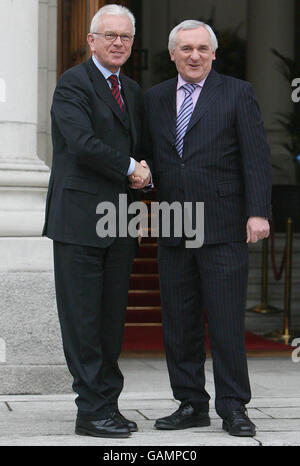 Bertie Ahern trifft sich mit Hans Pottering Stockfoto