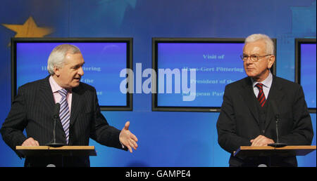 Von links nach rechts. Taoiseach Bertie Ahern hält eine gemeinsame Pressekonferenz mit Hans Pottering, dem Präsidenten des Europäischen Parlaments, in den Regierungsgebäuden in Dublin ab. Stockfoto