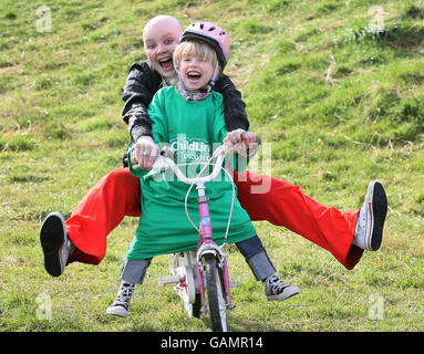 TV-Moderatorin Gail Porter und Tochter Honey in Edinburgh, um Familien zu ermutigen, sich für die NSPCC Big Bike Ride in Aid of Childline Scotland vom 27. Bis 29. Juni 2008 auf ihr Fahrrad zu steigen. Stockfoto