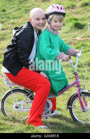 TV-Moderatorin Gail Porter und Tochter Honey in Edinburgh, um Familien zu ermutigen, sich für die NSPCC Big Bike Ride in Aid of Childline Scotland vom 27. Bis 29. Juni 2008 auf ihr Fahrrad zu steigen. Stockfoto