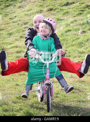 TV-Moderatorin Gail Porter und Tochter Honey in Edinburgh, um Familien zu ermutigen, sich für die NSPCC Big Bike Ride in Aid of Childline Scotland vom 27. Bis 29. Juni 2008 auf ihr Fahrrad zu steigen. Stockfoto