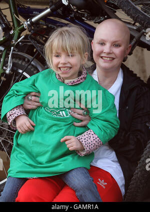 TV-Moderatorin Gail Porter und Tochter Honey in Edinburgh, um Familien zu ermutigen, sich für die NSPCC Big Bike Ride in Aid of Childline Scotland vom 27. Bis 29. Juni 2008 auf ihr Fahrrad zu steigen. Stockfoto