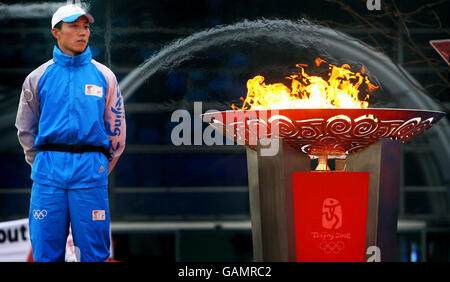 Die olympische Flamme brennt nach der letzten Etappe des olympischen Fackellaufs in der O2 Arena in Greenwich. Stockfoto