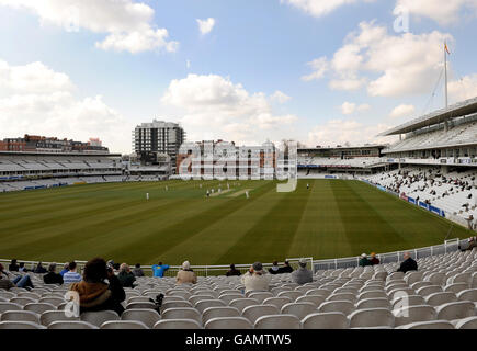 Der erste Ball der heimischen County Cricket Saison wird von Graham Onions bei der aktuellen County Champions Sussex während des Champion County Spiel auf Lords Cricket Ground, London, geballt. Stockfoto