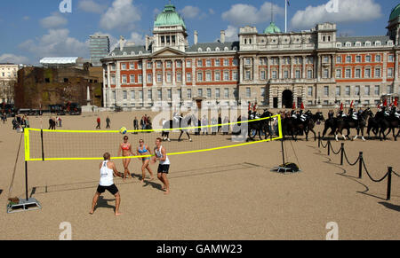 Beach-Volleyball Olympia-Hoffnungsträger üben, wie die Kavallerie im Haushalt die Wache wechseln, auf Horse Guards Parade. Stockfoto