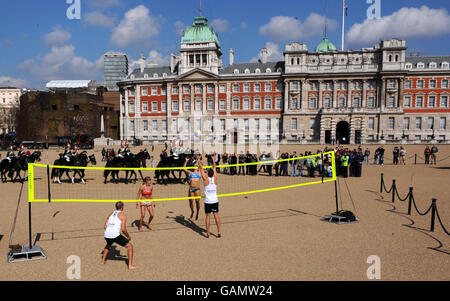 Beach-Volleyball Olympia-Hoffnungsträger üben, wie die Kavallerie im Haushalt die Wache wechseln, auf Horse Guards Parade. Stockfoto