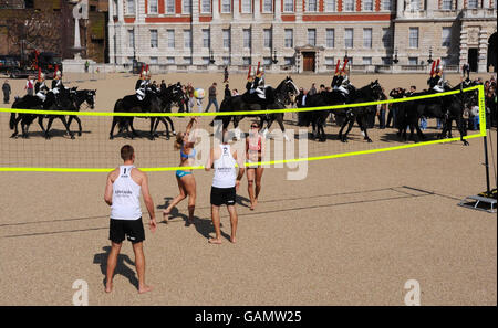 Beach-Volleyball Olympia-Hoffnungsträger üben, wie die Kavallerie im Haushalt die Wache wechseln, auf Horse Guards Parade. Stockfoto