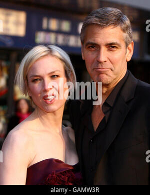 Renee Zellweger & George Clooney kommen zur Europa-Premiere von Leatherheads im Odeon am Leicester Square in der Londoner Innenstadt an. Stockfoto