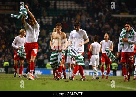 Am Ende des Spiels wurden die VFB-Stuttgarter Spieler niedergeschlagen Nachdem er 3-1 gegen Celtic verloren hatte Stockfoto