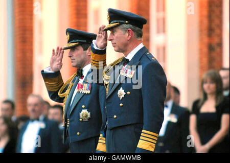 Der Prinz von Wales, rechts und Chief of the Air Staff, Air Chief Marshal Sir Glenn Torpy, links, grüßt während einer Sunset Ceremony im RAF Cranwell in Lincolnshire im Rahmen der Feierlichkeiten zum 90. Jahrestag der RAF. Stockfoto