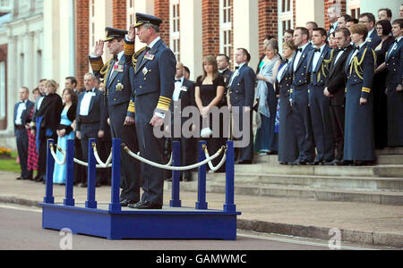 Der Prinz von Wales, rechts und Chief of the Air Staff, Air Chief Marshal Sir Glenn Torpy, links, grüßt während einer Sunset Ceremony im RAF Cranwell in Lincolnshire im Rahmen der Feierlichkeiten zum 90. Jahrestag der RAF. Stockfoto