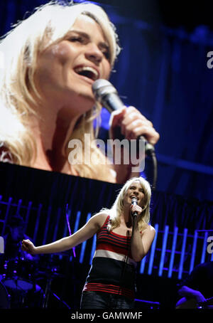 Duffy tritt auf der Bühne während der Teenage Cancer Trust Week mit Auftritten in der Royal Albert Hall im Westen Londons auf. Stockfoto